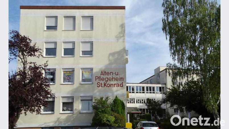 Im Frühjahr nächsten Jahres wird das bestehende Alten- und Pflegeheim St. Konrad abgerissen. Ein neues Pfarrheim steht in Planung auf dem Kirchenareal. Bild: Dobmeier