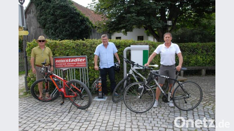 Neueste Investition ist eine Fahrrad-Reparaturstation im Rathaus. Ebenso wie die E-Bike-Ladestation steht sie allen Radlern aus nah und fern zur Verfügung. Die drei Bürgermeister Martin Bauer, Peter Braun und Mathias Huger (von links) nehmen sie am Wochenende in Betrieb. Bild: pop