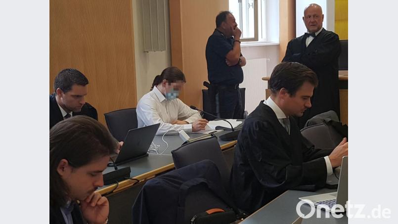 Der Angeklagte (Mitte) mit seinen Pflichtverteidigern (von rechts) Michael Haizmann und Johannes Büttner sowie seinem Wahlverteidiger Michael Euler (hinten, links). Bild: gib