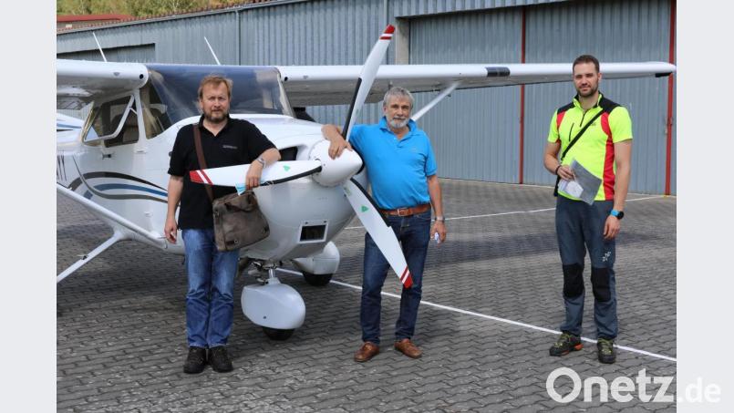 Forstdirektor Moritz Neumann (links) und Revierförster Sebastian Höllerer (rechts) unternehmen mit Tim Krafft vom Oberpfälzer Motorfliegerclub einen Erkundungsflug über die Wälder der nördlichen Oberpfalz. Bild: hka