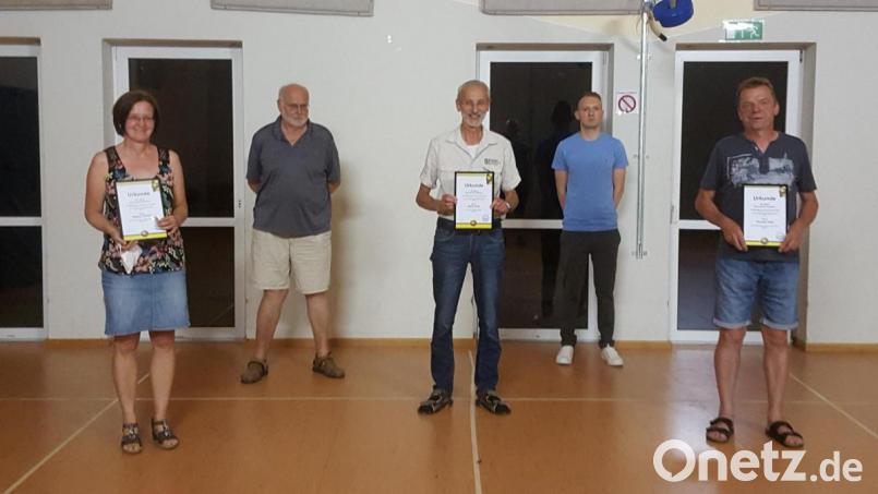 Für langjährige Mitgliedschaft wurden (von links) Regina Danner, Erich Vetter, Alois Roith, Peter Troidl und Thomas Held ausgezeichnet. Bild: Ulrike Danner/exb