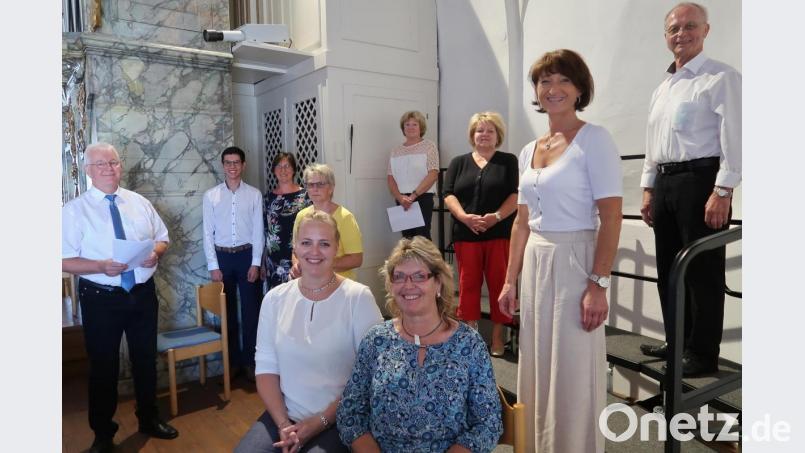 Unter der Regie von Chorleiter und Organist Franz Winklmann (links) ist bei den Sonntagsgottesdiensten der Pfarreiengemeinschaft Vilseck-Schlicht-Sorghof stets für Abwechslung gesorgt. Hier die kleine Sing- und Kantorengruppe, die beim Abschieds-Gottesdienst von Pfarrvikar Hruday Madanu zu hören ist. Bild: rha