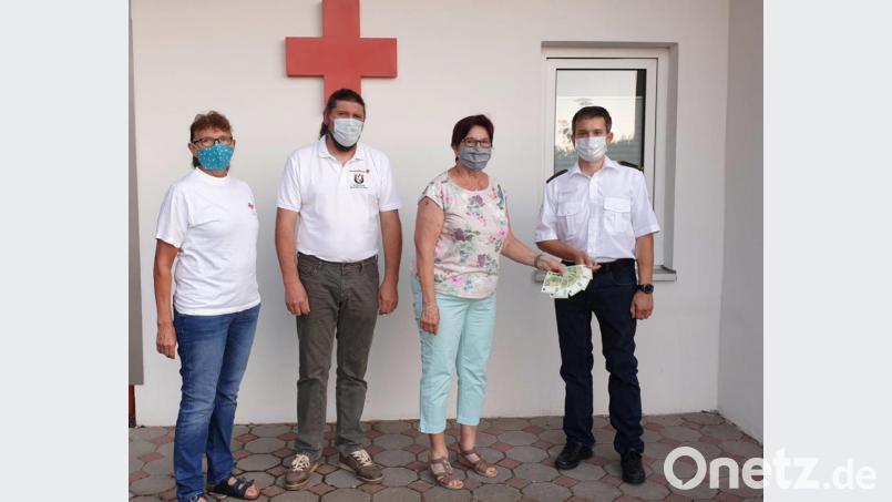 Anita Stöcklmann (Zweite von rechts) überreicht eine Spende über 500 Euro an (von links) Anni Priebe, Gerhard Müller (Bereitschaft Neustadt Kulm), Thomas Rauch (Kreisbereitschaftsleiter); Bild: Horst Priebe