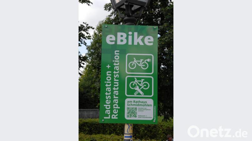 Hinweisschilder an den Radwegen weisen zu der Reparaturstation im Rathaus. Bild: pop