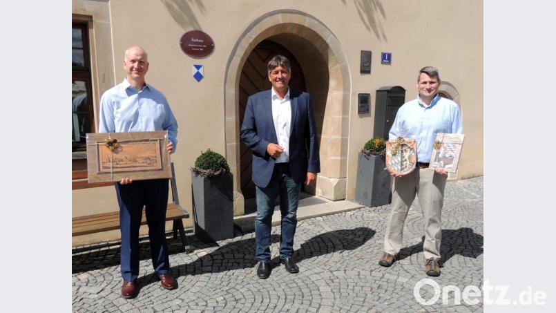 Einen Kupferstich von Grafenwerd gibt es für Oberst Seth Kanzovich (links) zum Abschied. Mit Stadtwappen und Übungsplatzbuch heißt Bürgermeister Edgar Knobloch (Mitte) den neuen Kommandeur der 41.FAB, Oberst Daniel Miller willkommen. Bild: mor