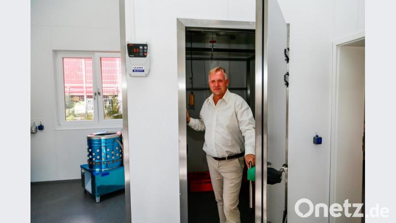 Gunther Stangl im neuen Schlachthaus, im Hintergrund steht schon die Rupfmaschine für Geflügel. Bild: Hösamer