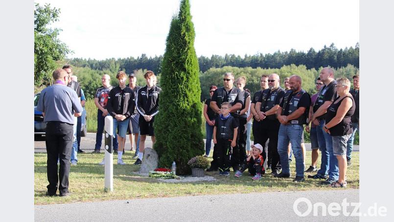 Die Steinfelser Motorradfreunde gedenken am Unfallort des Parksteiners Ralf Stenger. Er ist das einige Mitglied des Vereins, das tödlich verunglückt ist. Bild: jma
