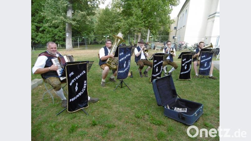 Dem Quintett der „Wirtshausfreundlichen Musikanten“ hört man gern zu (von links): Thomas Fenk, Florian Kustner, Gunther Leipert, Jürgen Enderer und Erik Remhof. Bild: mma