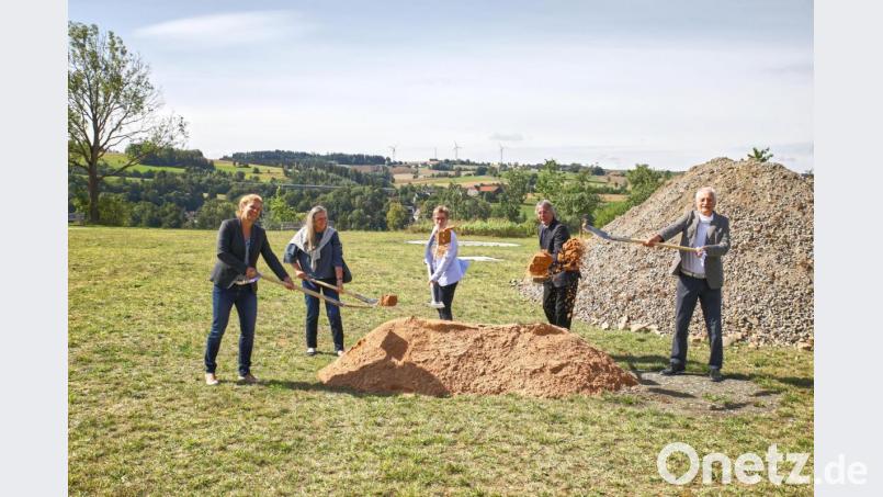 Den obligatorischen Spatenstich vollzogen (von links) Architektin Christine Lehner, Baudirektorin Regina Harrer, Bürgermeisterin Marion Höcht, Regierungspräsident Axel Bartelt und Architekt Dr. Emil Lehner. Bild: JOCHEN NEUMANN 
ERBENDORF