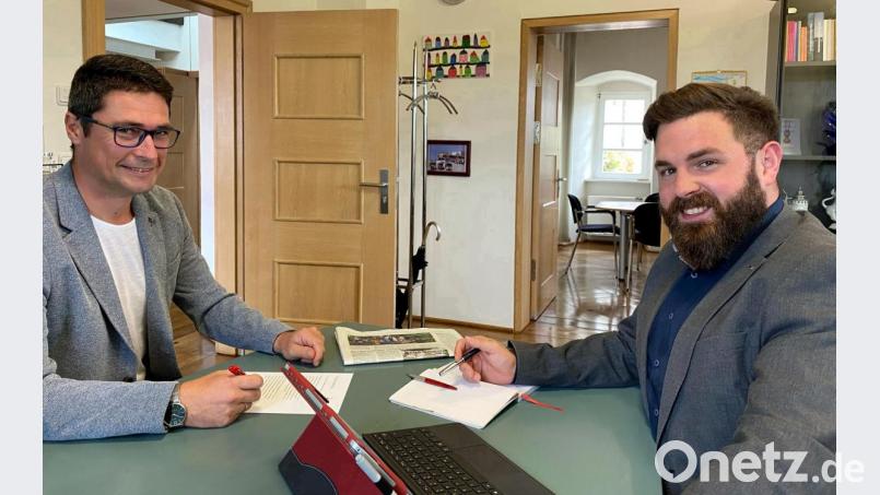 In nur fünf Minuten räumen Armin Aichinger (links) und Bürgermeister Sebastian Dippold ihre &quot;Unstimmigkeit&quot; aus. Bild: Stadt Neustadt