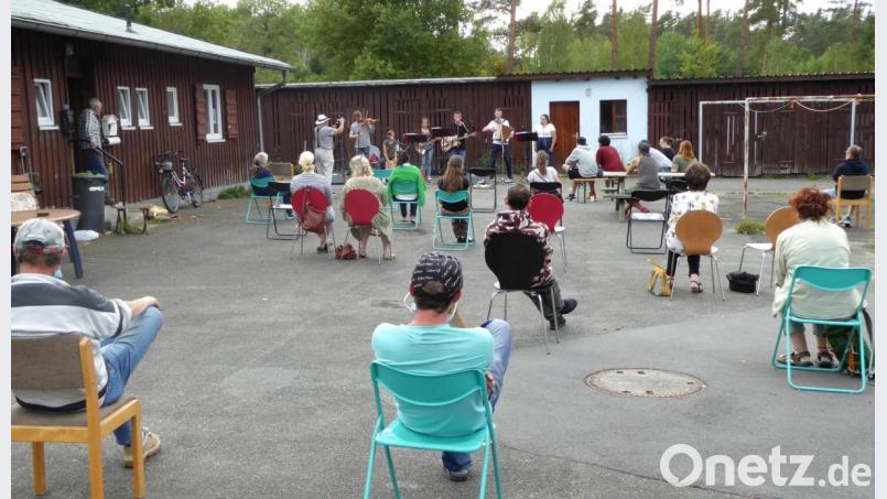 In lockerer und abstandskonformer Umgebung lauschen die Besucher dem Konzert. Bild: fsb