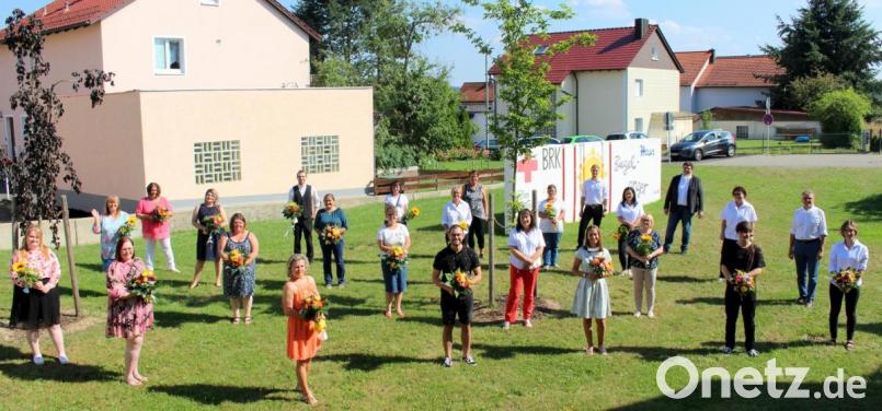 Die ehemaligen Auszubildenden des Kreisverbandes Tirschenreuth im BRK mit dem BRK-Kreisvorsitzenden Frank Stahl (Zweiter von rechts), BRK-Kreisgeschäftsführer Holger Schedl (Fünfter von rechts) und ihren Praxisanleitern sowie den Ausbildern. Bild: Kreisgeschäftsführer Sven Lehner/exb