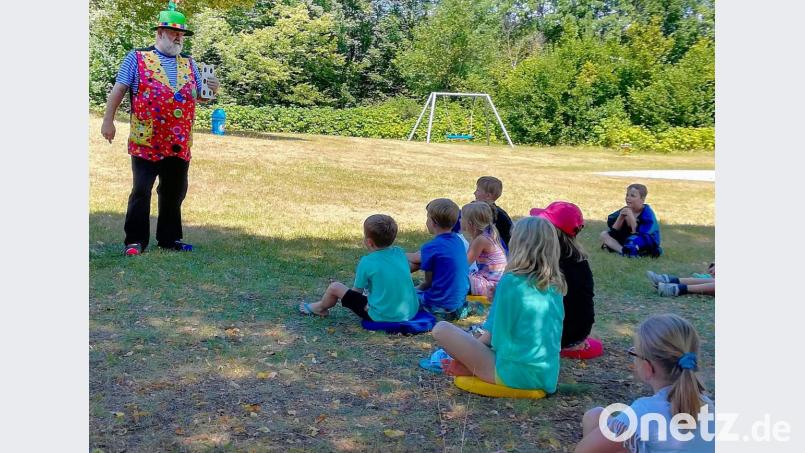 30 Kinder zog Zauberer Wobby beim Ferienprogramm der Ortsgruppe der Wasserwacht und des Förderkreises Freibad Friedenfels in seinen Bann. Es gab viel zu lachen und zu staunen. Bild: bsc