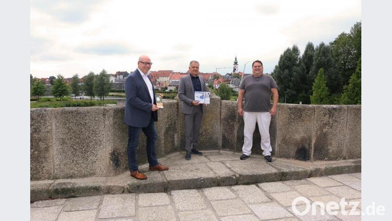 Die kostenlosen Beratungen starten wieder nach der Sommerpause am 3.September. Eine Anmeldung ist unbedingt erforderlich. Im Bild (von links) Matthias Rösch, Landrat Roland Grillmeier und Regionalmanager Florian Rüth. Bild: Stefan Malzer, Landkreis Tirschenreuth/exb