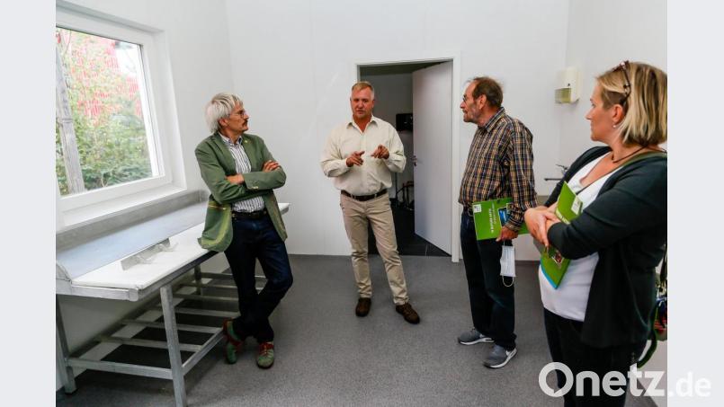 Gunther Stangl (Zweiter von links) hat in NIttenau ein Schlachthaus gebaut. Seine Ziele erläuterte er BN-Landesvorsitzendem Richard Mergner, BN-Kreisvorsitzendem Klaus Pöhler und Constanze Erl-Höning von der Landesarbeitsgemeinschaft für Fleischhygiene und Tierschutz (von links). Bild: Hösamer