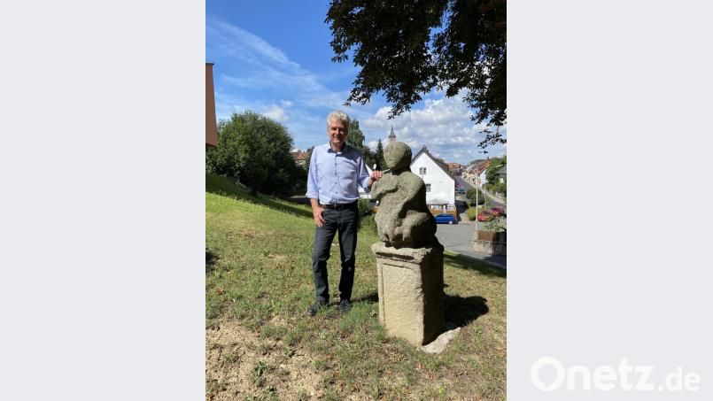 Robert Lindner am Baimandl unterhalb des Rathauses. Der neue Bürgermeister von Floß mag den Blick von hier oben auf den Markt. Bild: Eichl