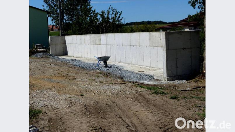 Was jetzt noch als Mauer zu erkennen ist, ist Grundlage für das neue Schüttgutlager des gemeindlichen Bauhofs in Schlammersdorf. Bild: lgc