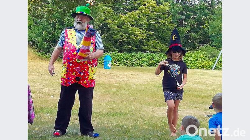 Zauberer Wobby Beistand leisten und assistieren - das freute die Kinder beim Ferienprogramm. Bild: bsc