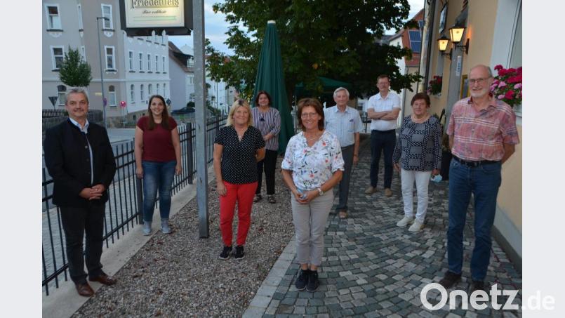 Die neue Vorsitzende Barbara Dineiger (vorne, Fünfte von links) ist der rettende Anker für den Obst- und Gartenbauverein Vohenstrauß. Ulrich Heine (rechts) steht ihr als zweiter Vorsitzender zur Seite. Darüber ist Bürgermeister Andreas Wutzlhofer (links) heilfroh. Bild: dob