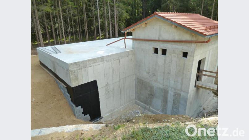 Nur das Armaturen-Haus bleibt sichtbar, während der Rohrkeller sowie der Flachbau mit den zwei Wasserkammern im Erdreich verschwindet. Bild: Portner