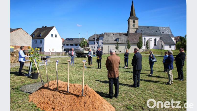 Bürgermeisterin Marion Höcht (links) eröffnete die Feierstunde zum Spatenstich im Bürgerpark. Bild: JOCHEN NEUMANN 
ERBENDORF