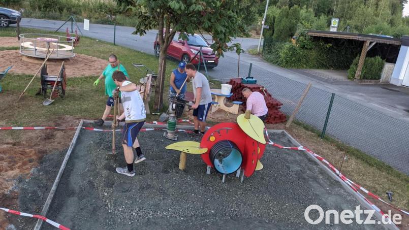Ein Apfel sorgt für neues Spielevergnügen auf dem kinderfreundlichen Areal in der Schwarzenbacher Siedlung. Bild:  Lukas Przetak
