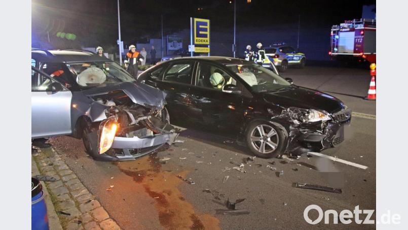 Beide Fahrzeuge waren nicht mehr fahrbereit und mussten abgeschleppt werden. Bild: jma