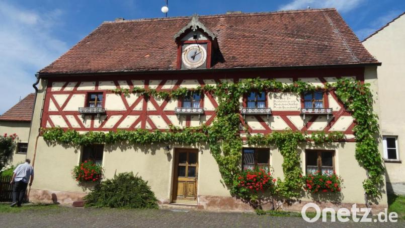 Ein Blickfang in Riglashof, der Hahna-Hof mit seinem Fachwerk, seinem Bibelspruch und der ganz besonderen Uhr. Bild: hka