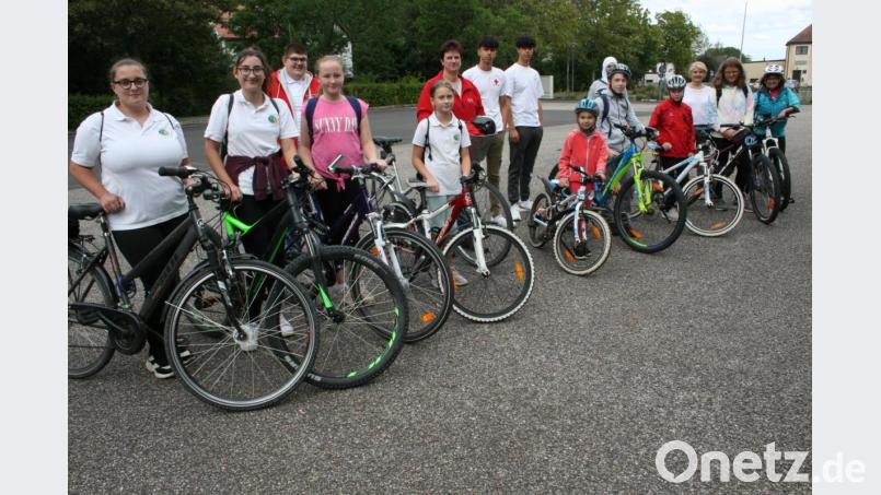 Kinder und Begleiter schwangen sich aufs Fahrrad und machten sich auf zu einer rund zehn Kilometer langen Tour. Bild: roh