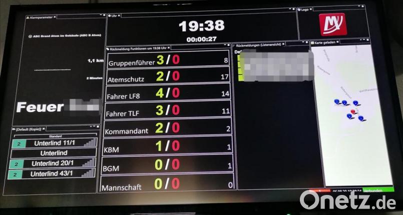 Der Bildschirm im Feuerwehrhaus zeigt die erste Übersicht nach der Alarmierung. Diese Daten werden automatisch auf die Tablets übertragen. Zusammen mit den gespeicherten Daten ermöglicht die neue Technik viele Möglichkeiten zum schnelleren Agieren und Koordinieren, und dies bereits auf der Anfahrt. Bild: Stephanie Bleuse/exb