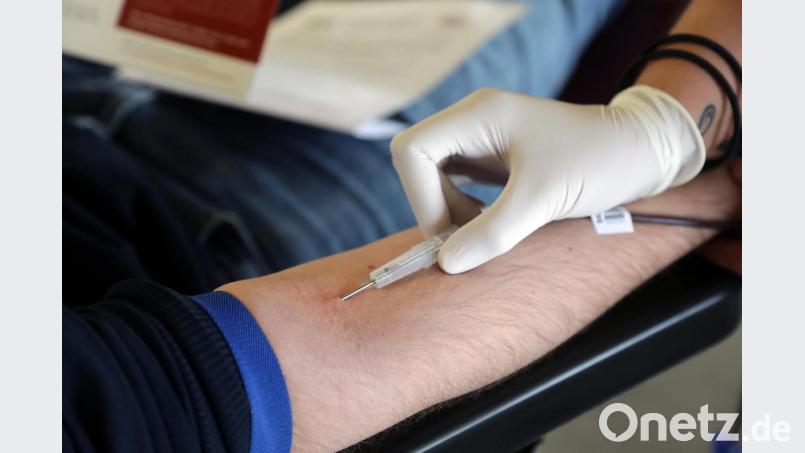Ein Piks, dann laufen 500 Milliliter Blut in einen Beutel. Archivbild: Wolfgang Steinbacher