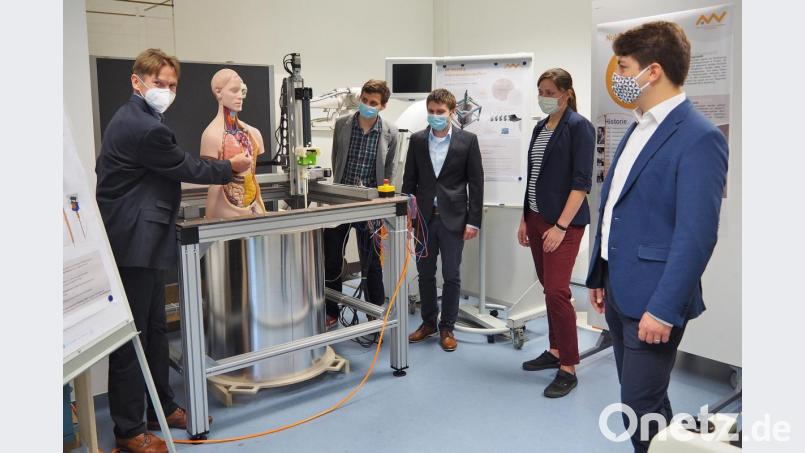 Projektleiter OTH-Professor Ralf Ringler zeigt am Modell, welcher Schaden bei Nichteignung eines Implantats in der MRT-Untersuchung entstehen kann. Mit dabei die am Implantat-Projekt beteiligten Wissenschaftler (von links) Johannes Turnwald (OTH), Michael Gubitz (OTH), Finya Ketelsen (MR Comp) und Jakob Kreutner. Bild: Bühner