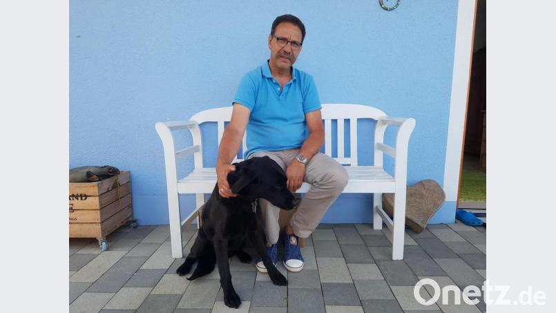 Seit über 25 Jahren ist Michael Schiffer passionierter Jäger. Begleitet wird er in den Wäldern rund um Parkstein von Labradorhündin „Zenzi“, die allerdings „Zita“ gerufen wird. Bild: Sandra Schmidt