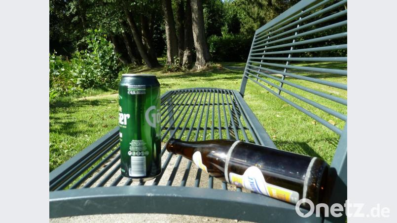 Bierkonsum auf einer Parkbank am Marktweiher (Bild) oder in der Allee ist verboten. Dies besagt eine Satzung der Stadt, die einem 36-jährigen Oberviechtacher eine Ordnungswidrigkeitsanzeige eingebracht hat. Schon das Mitbringen von Alkohol auf städtische Grünflächen und Spielplätze ist untersagt. Bild: Portner