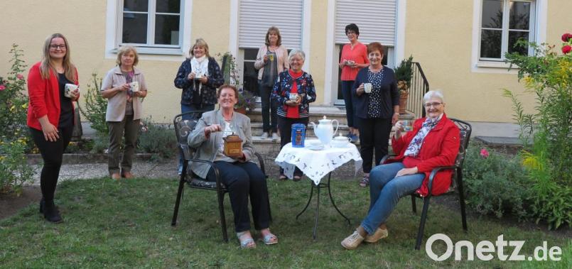 Im Pfarrgarten besprachen Rita Ponnath und Agnes Emerig (sitzend, von links) mit Sabine Wolf, Marianne Spies, Maria Drechsler, Waltraud Erhard, Anna Haberkorn, Regina Frank und Rosi Kusche (stehend, von links) Einzelheiten für die Aktion „Fairer Kaffee“ des Kemnather Frauenbundes am Sonntag, 13. September. Bild: jzk