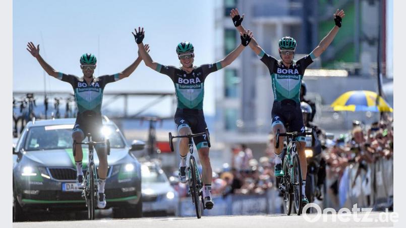 Andreas Schillinger (von links) mit seinen Teamkollegen Maximilian Schachmann und Markus Burkhardt beim Dreifachsieg zur Deutschen Meisterschaft auf dem Sachsenring 2019. Die beiden anderen gehören bereits zum Tour-Aufgebot. Schillinger könnte nun nachrücken. Bild: Hendrik Schmidt
