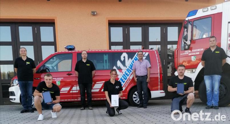 Zweiter Kommandant Georg Lehnert (von links), Gruppenführer Raphael Pscherer, Erster Kommandant Johannes Geisler, Laura Glöckner (Firma ASF), Bürgermeister Franz Tauber, Gruppenführer und Administrator Daniel Köstler sowie Gruppenführer Pascal Bleuse freuen sich, dass die Feuerwehr Unterlind nun noch digitaler unterwegs ist. Bild: Stephanie Bleuse/exb
