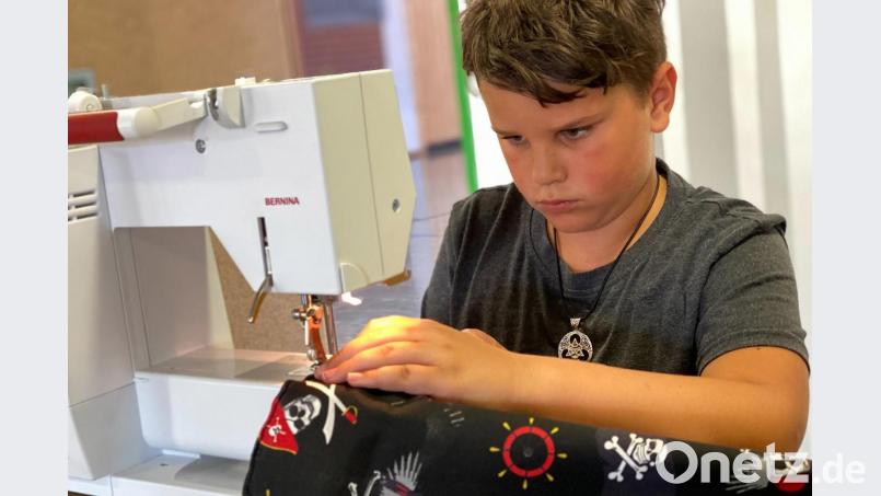 Auch Jungs zeigten ihr Geschick im Umgang mit der Nähmaschine. Bild: nza