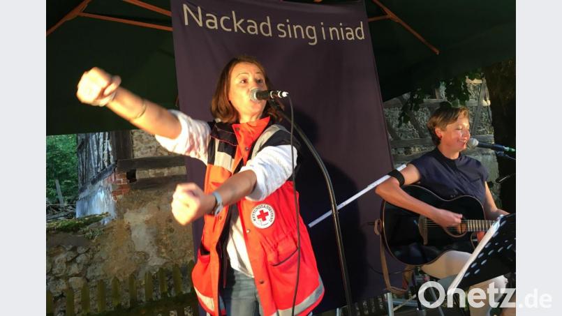 „Sani“ heißt ein Song von „Nackad sin I niad“. Carola gibt ihn mit vollem Körpereinsatz zum Besten, während Daniela den Zollstock am Arm auf eineinhalb Meter Distanz gestellt hat. Bild: glb