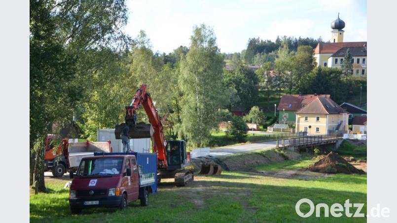 Im Pfreimdtal wird mächtig gebaut. Als erste Maßnahme fällt die marode Brücke dem Bagger zum Opfer. Die Vorarbeiten laufen bereits. Bild: dob