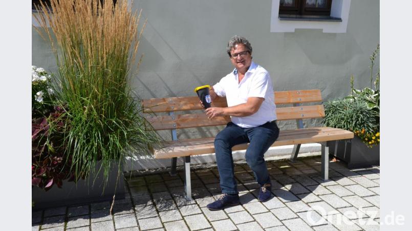 So kann der erste Schultag, äh Arbeitstag, ja nur gelingen. Zum Amtsantritt vor circa 100 Tagen bekommt Bürgermeister Bernhard Stangl von seiner Familie eine Schultüte mit dem Pressather Stadtwappen. Das Geschenk hält er seitdem in Ehren. Bild: spi