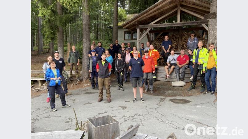 32 Freiwillige verschönern das Ortsbild rund um den Fichtelsee. Bild: gis