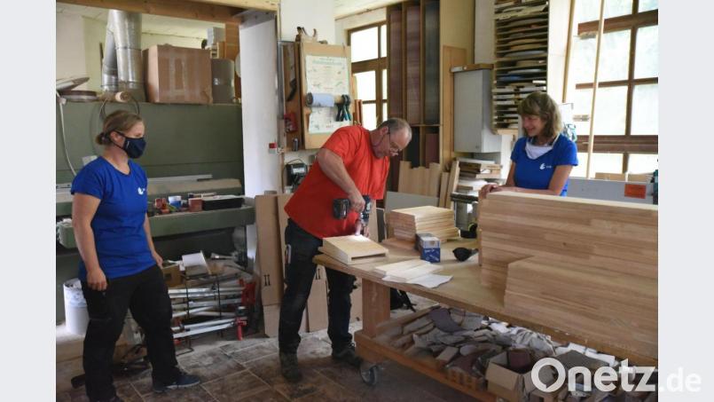 Ein Profihandwerker wie Ingolf Miny (mit Verena Bauer und Nicole Merbald, von links) braucht nur Minuten, um aus dem Bausatz das Fledermaus-Haus zusammenzubauen. Aber auch für ungeübte Handwerker ist das problemlos zu schaffen, versichert er. Bild: Tobias Schwarzmeier