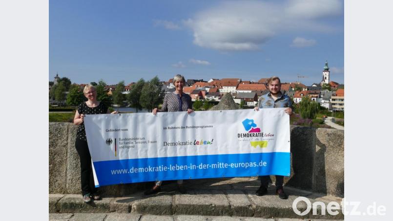 Theresia Kunz (Mitte) und Jonas Prauschke fungieren als neues Sprecherteam bei &quot;Demokratie leben!&quot;. Darüber freut sich Jennifer Scheffler von der Koordinierungs- und Fachstelle der Partnerschaft für Demokratie im Landkreis Tirschenreuth. Bild: Landratsamt Tirschenreuth/exb