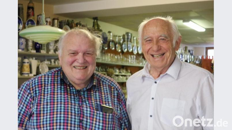 Professor Kurt Seibert (links), der frühere Initiator der Weidener Max-reger-Tage, sieht sich mit mit Alfons Bösl in dessen Kaltenbrunner Heimatmuseumum. Bild: bk