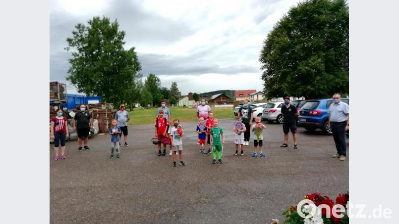 An der Fußball-Olympiade beteiligen sich neun Kinder, die von Vorsitzendem Alfred Sauer (Zweiter von links) und Bürgermeister Markus Bauriedl (rechts) Preise bekommen. Bild: fjo