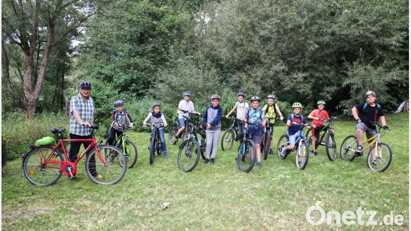 Viel Spaß machte den Kindern und Jugendlichen sowie &quot;Radscout&quot; Bürgermeister Johannes Reger (links) die &quot;Radltour ins Blaue&quot;. Bild: njn