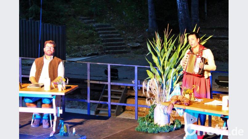 Franz Josef Strohmeier und Maria Hafner servierten den Luisenburg-Besuchern einen „kraftbayrischen“ Cocktail. Bild: stg