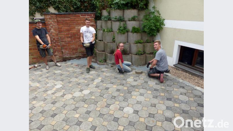 Handwerkliches Geschick beweist die Schlammersdorfer die Landjugend beim Bau einer Pflasterfläche vorm Jugendheim. Im Bild sind (von links) Jonas Renner, Daniel Kraus, Lucia und Philipp Bauer. Bild: lgc