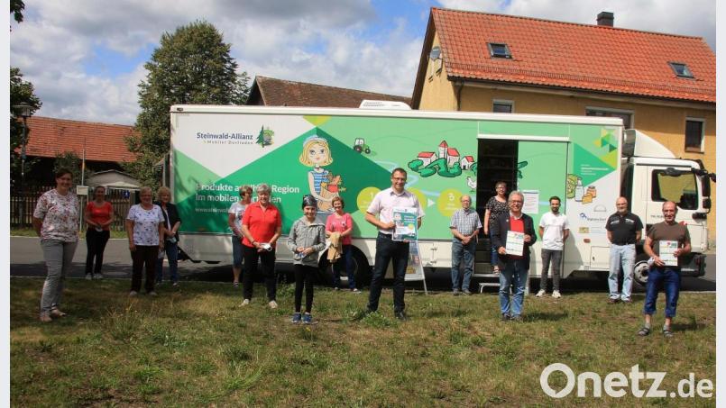 Den mobilen Dorfladen der Steinwald-Allianz haben Geschäftsführer Martin Schmid (Siebter von rechts), Bürgermeister Toni Dutz (Vierter von rechts) und Marktrat Florian Distner (Dritter von rechts) vorgestellt. Bekannt machten sich die Verkäuferin Gisela Gmeiner (Fünfte von rechts) und Fahrer Bernhard Schraml (Zweiter von rechts). Bild: wro